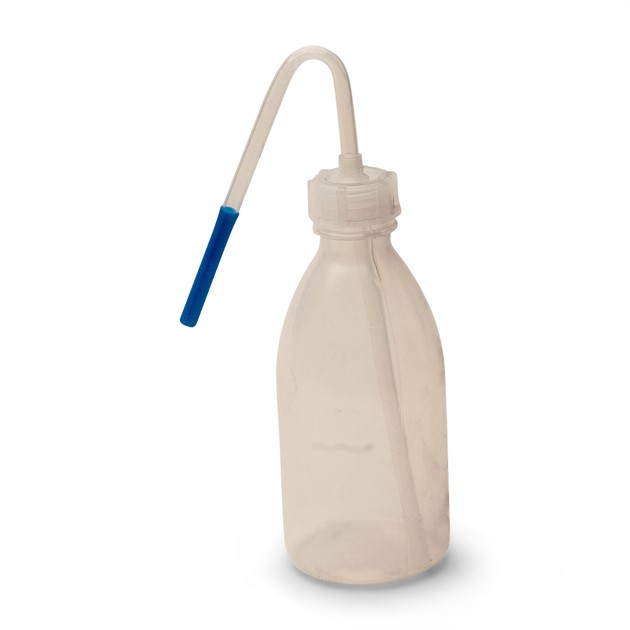 Plastflaska med pip för vatten